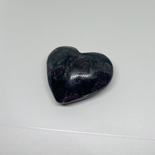 Load image into Gallery viewer, Garnet & Arfvedsonite Heart