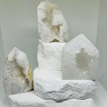 Load image into Gallery viewer, White Geode Quartz Cluster Points
