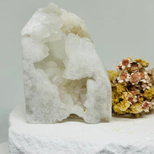 Load image into Gallery viewer, White Geode Quartz Cluster Points