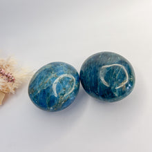 Load image into Gallery viewer, Apatite Palm