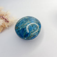 Load image into Gallery viewer, Apatite Palm