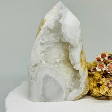 Load image into Gallery viewer, White Geode Quartz Cluster Points
