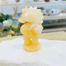 Load image into Gallery viewer, Yellow Calcite Seahorse
